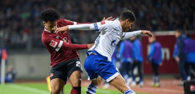 在他的麾下 在他的麾下